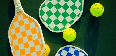 Raquetes e bolas usadas na prática de pickleball