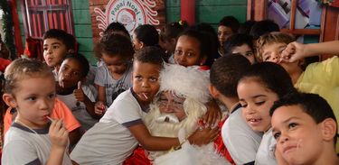 Crianças participam da campanha Nacional Papai Noel dos Correios