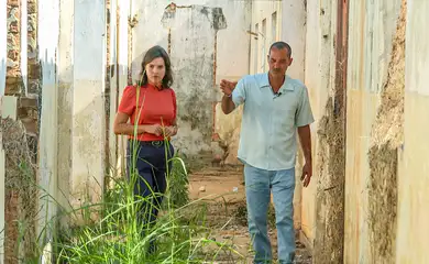Brasília (DF) 27/01/2025 - Manuela Castro caminha com Edson do Nascimento, nas ruínas da antiga colônia de São Francisco de Assis, que fica na cidade de Bambuí
Frame TV BRasil