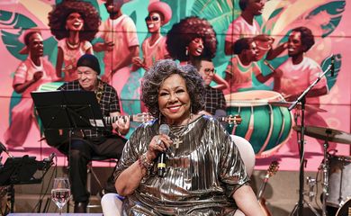 Rio de Janeiro (RJ), 14/11/2025 - Foto feita em - 31/07/2024 - A cantora e compositora, Alcione, participa de gravação de tributo a sua carreira no programa 'Sem Censura', no estúdio da TV Brasil. Foto: Tânia Rêgo/Agência Brasil