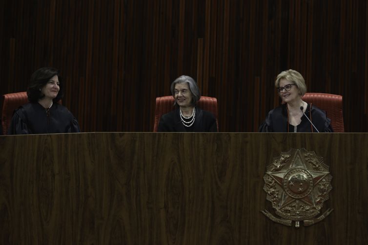 A procuradora-geral da República, Raquel Dodge, a presidente do STF, Cármen Lúcia, e a nova presidente do Tribunal Superior Eleitoral (TSE), Rosa Weber, durante solenidade de posse, na sede do TSE.