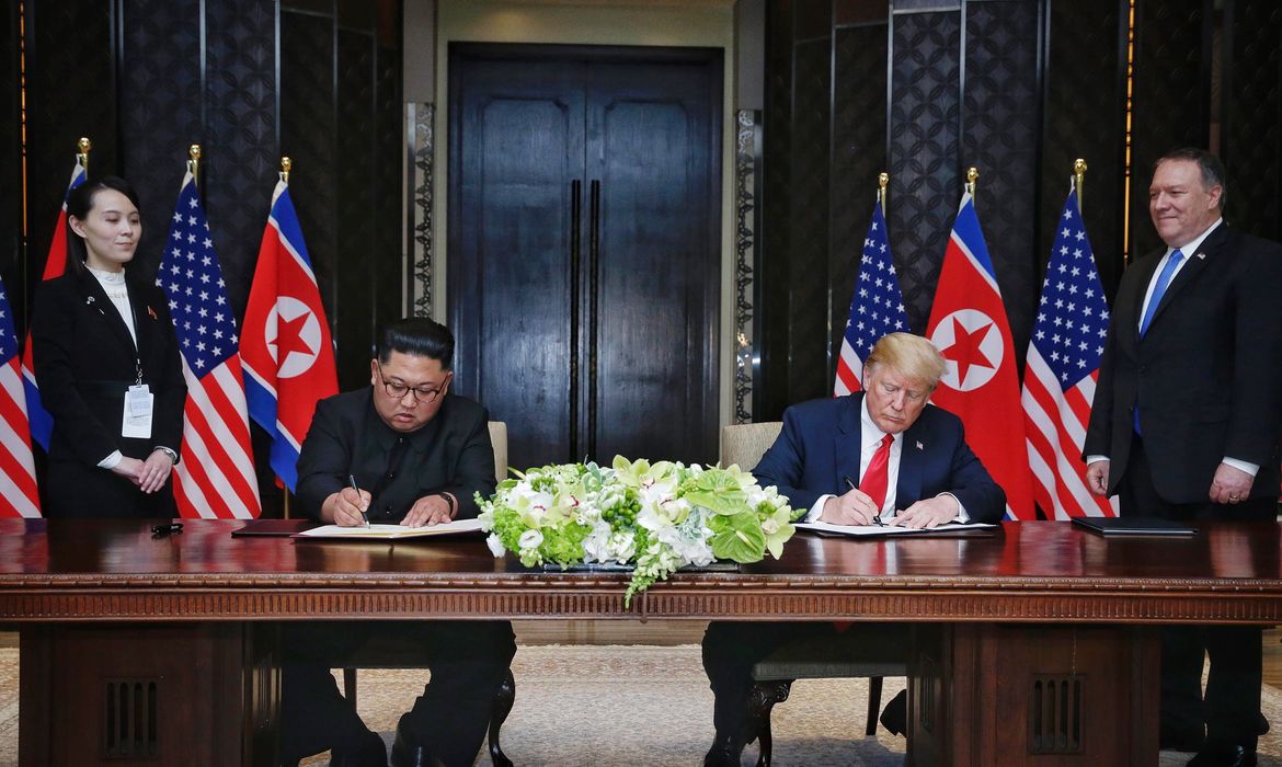 Líderes da Coreia do Norte, Kim Jong-un, e dos Estados Unidos, Donald Trump, assinam acordo em Cingapura