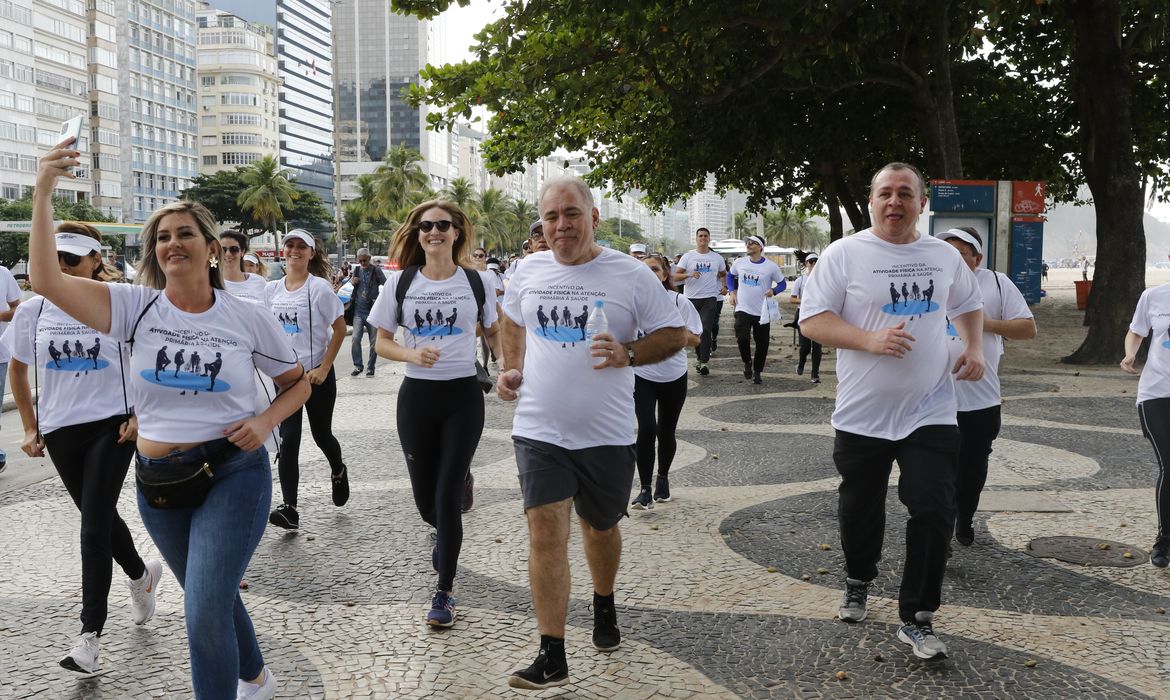 O ministro da Saúde, Marcelo Queiroga, lança ação de incentivo da atividade física para a atenção primária à saúde, em caminhada no Leme.