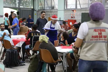São Paulo (SP), 12/25/2025 - Christmas lunch offered for people in situations of social vulnerability at the Casa de Pração do Povo da Rua na Luz. Photo: Rovena Rosa/Agência Brasil