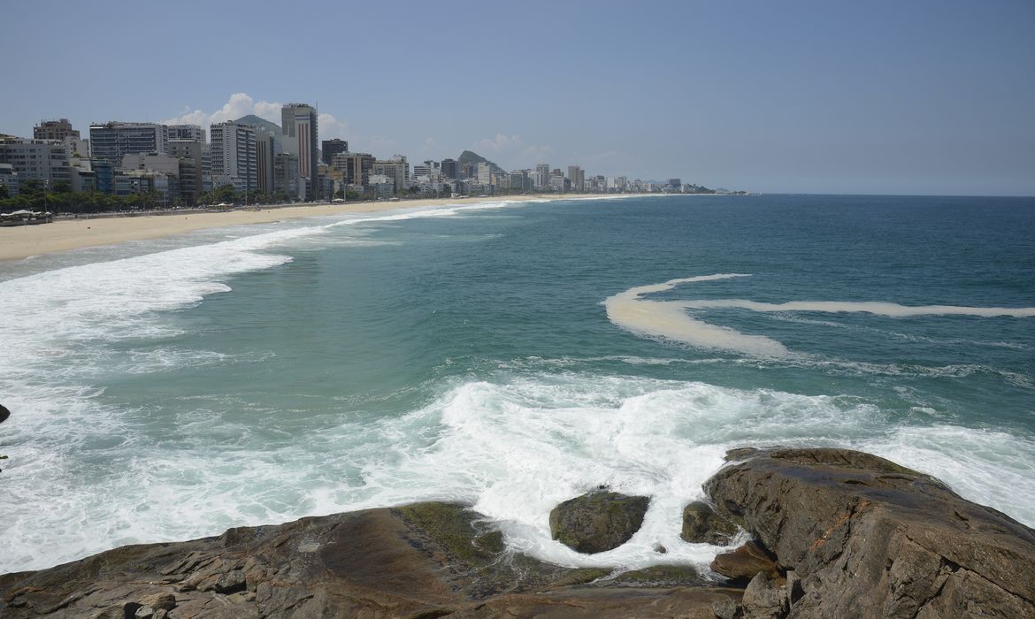 Praia de Ipanema vazia, após decreto com restrições para evitar o avanço da Covid-19.