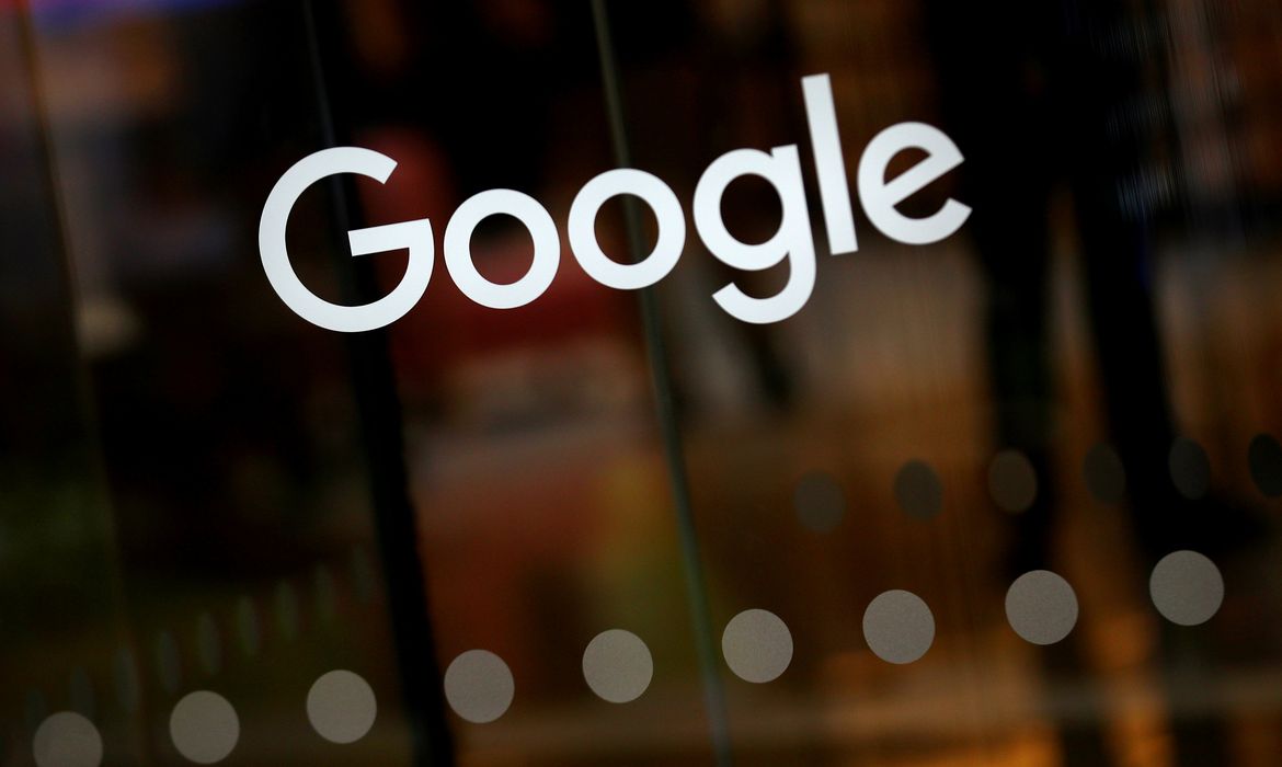 Logotipo do Google é exibido na entrada dos escritórios do Google em Londres, na Grã-Bretanha.