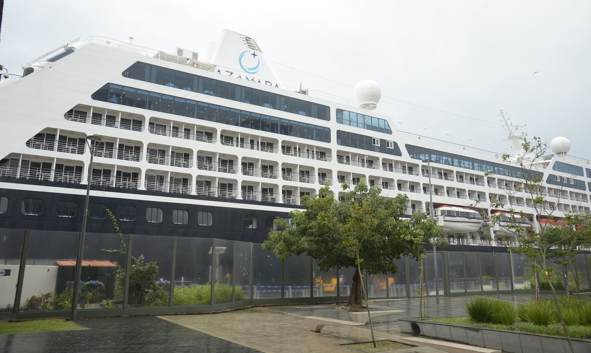 Chega ao Rio de Janeiro primeiro cruzeiro que passará o Réveillon em Copacabana