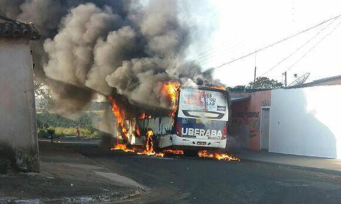 Série de ataques deixam ônibus incendiados em cidades de Minas Gerais