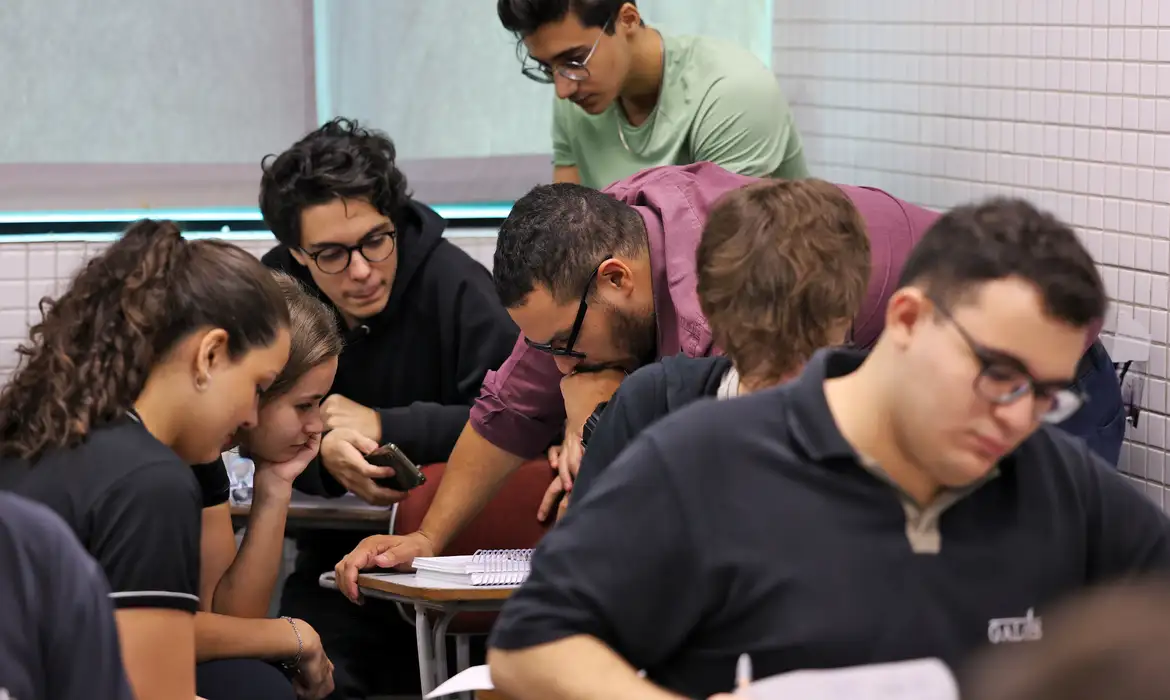 Brasília (DF), 24/10/2024 - Professor do colégio Galois, Samuel Rbeiro Costa, em sala de aula com alunos na preparação nos últimos dias antes da prova do Enem 2024.  Foto: José Cruz/Agência Brasil