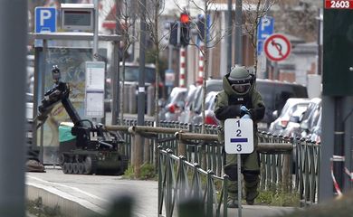 Esquadrão antibomba em ação no bairro Shaerbeek, em Bruxelas, três dias depois dos atentados no aeroporto internacional e em uma estação de metrô da capital belga