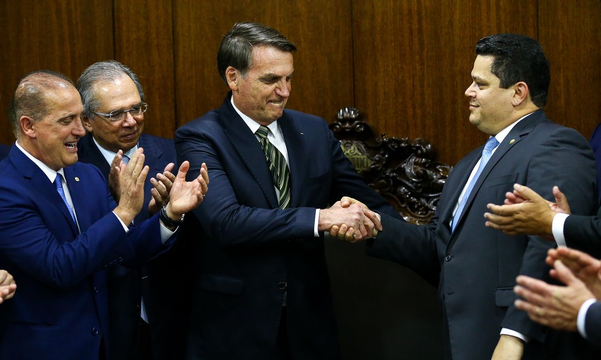 O presidente Jair Bolsonaro, o ministro da Economia, Paulo Guedes, e o ministro da Casa Civil, Onyx Lorenzoni, entregam o Plano mais Brasil – Transformação do Estado ao presidente do Congresso Nacional, Davi Alcolumbre.