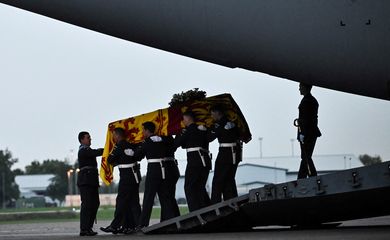 Militares levam caixão com o corpo da Rainha Elizabeth após aterrissagem em Londres