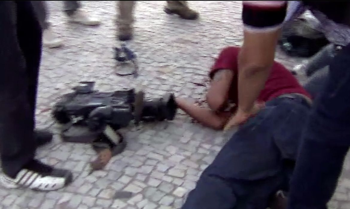 Rio de Janeiro - Cinegrafista da TV Bandeirantes é  ferido em protesto contra aumento de passagem de ônibus. Ele está internado em estado grave (Reprodução/TV Brasil)
