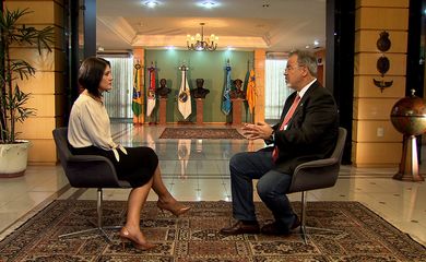 A jornalistas Roseann Kennedy entrevista o ministro da Defesa, Raul Jungmann - Foto TV Brasil