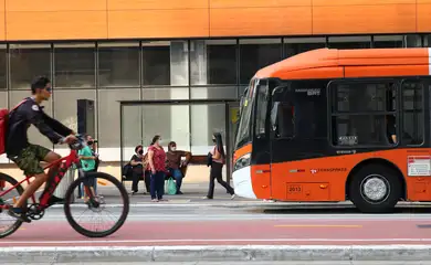 Movimento de pessoas na Avenida Paulista, durante a fase vermelha da pandemia de covid-19 na capital.