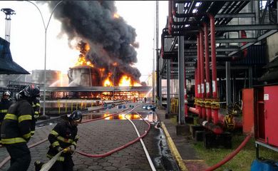 Bombeiros continuam trabalhando para apagar o incêndio que começou às 10h de hoje (2) em tanques de combustível da empresa Ultracargo, no terminal da Alemoa, em Santos