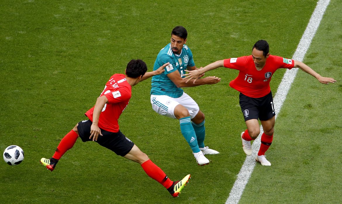 Kazan (Russian Federation), 27/06/2018.- Sami Khedira of Germany (C) and Moon Seon-min of South Korea (R) in action the FIFA World Cup 2018 group F preliminary round soccer match between South Korea and Germany in Kazan, Russia, 27 June 2018. 