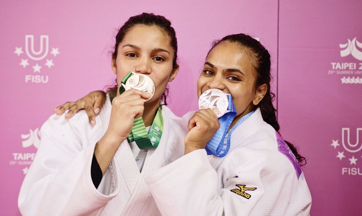 Tamires e Eleudis comemoram medalhas na Universíade - Divulgação/CBDU