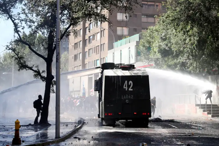 Protesto contra o governo do Chile na cidade de Quilpue durante o aniversário de um ano dos protestos e tumultos em 2019