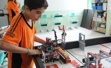 Matheus Queiroz, 13 anos, do oitavo ano do ensino fundamental, conta que está mais envolvido com a competição do robô montado com peças de Lego (Antonio Cruz/Agência Brasil)