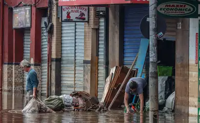 Porto Alegre (RS), 20/05/2024 – CHUVAS RS- LIMPEZA - Comerciantes retiram entulho e limpam lojas para retomar os negócios no Centro Histórico de Porto Alegre. Foto: Rafa Neddermeyer/Agência Brasil