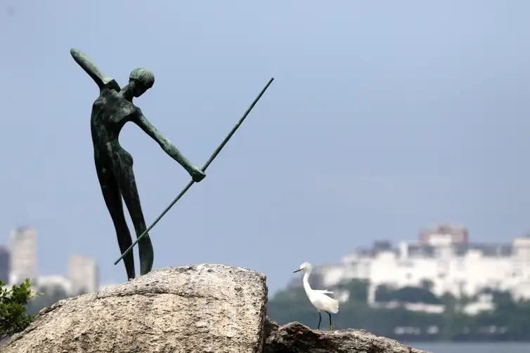 Rio de Janeiro (RJ), 28/02/2023 - Estátua do Curumim, na Lagoa Rodrigo de Freitas, zona sul da cidade. Foto:Tânia Rêgo/Agência Brasil