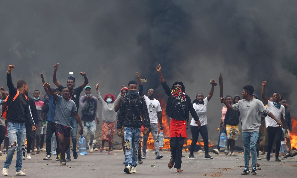 Manifestantes em Maputo, capital de Moçambique, durante 