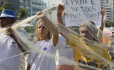 Rio de Janeiro (RJ) 09/06/2024 – Manifestação isola trecho na areia de Ipanema contra a tramitação da PEC das Praias 03/2022 no Senado Federal. Foto: Fernando Frazão/Agência Brasil