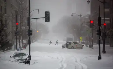 Carro fica preso na neve durante uma tempestade de neve em Washington, nos Estados Unidos (Agência Lusa/Direitos Reservados) 