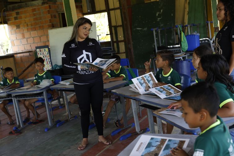 Fernando Frazão/Agência Brasil Bragança (PA), 13/06/2025 – A professora Pamela Gonsalves atua com crianças da Vila dos Pescadores de Ajuruteua na Alfamangue, atividade de alfabetização baseada na temática do manguezal do Projeto Mangues da Amazônia. Foto: Fernando Frazão/Agência Brasil