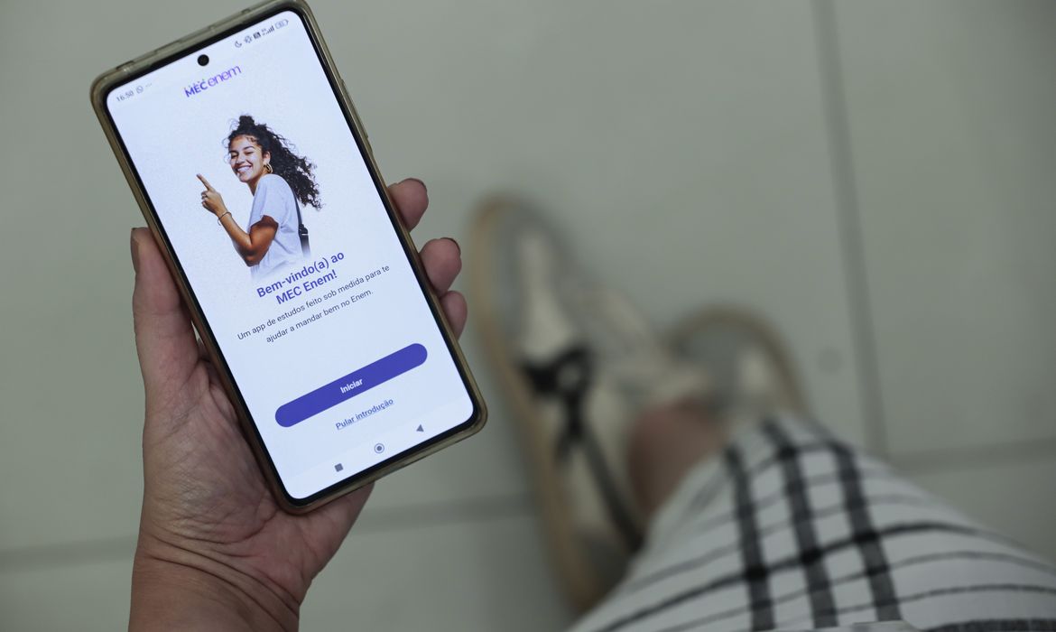 Joédson Alves/Agência Brasil Brasília (DF), 10/10/2025 – Aplicativo MEC Enem apresenta questões e simulados do exame
Ferramenta lançada pelo MEC visa apoiar estudantes na preparação para o Enem, com simulados de questões alternativas, correção automatizada de redação, materiais de reforço e assistente virtual
Foto: Joédson Alves/Agência Brasil