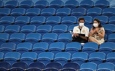 Fãs de máscara assistem a partida no Melbourne Park, na época com público limitado devido às restrições a Covid-19