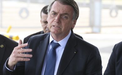 O presidente Jair Bolsonaro fala à imprensa no Palácio da Alvorada