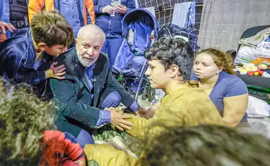 São Leopoldo (RS), 15.05.2024 - Presidente da República, Luiz Inácio Lula da Silva, acompanhado da primeira-dama, Janja Lula da Silva, visita a abrigo para vítimas da tragédia climática que assola o Rio Grande do Sul, em São Leopoldo (RS). Foto: Ricardo Stuckert/PR