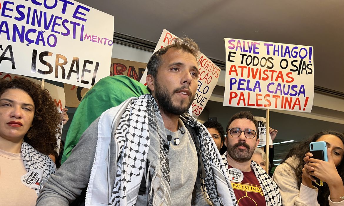 São Paulo (SP), 13/06/2025. O ativista Thiago Ávila durante a sua chegada no aeroporto de Guarulhos, após ser preso e deportado pelo exército israelense ao tentar desembarcar em Gaza. Foto: Paulo Pinto/Agência Brasil