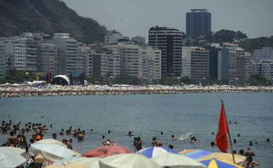 Banhistas lotam a praia de Copacabana no último dia de 2014 (Fernando Frazão/Agência Brasil)