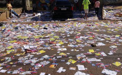 Santinhos espalhados pelo chão próximo a locais de votação configuram boca de urna (Fábio Pozzebom/Agência Brasil)