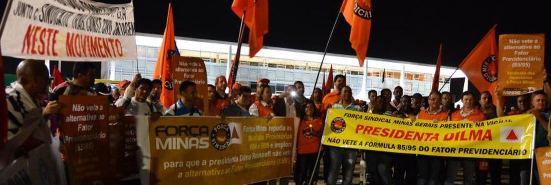 Centrais sindicais fazem vigília contra o veto à fórmula 85/95, que flexibiliza o Fator Previdenciário, na Praça dos Três Poderes