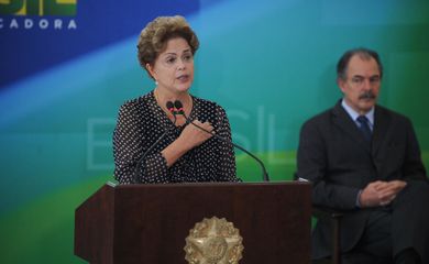 A presidenta Dilma Rousseff durante cerimônia de posse do novo ministro-chefe da Secretaria de Comunicação Social da Presidência da República, Edinho Silva (José Cruz/Agência Brasil)