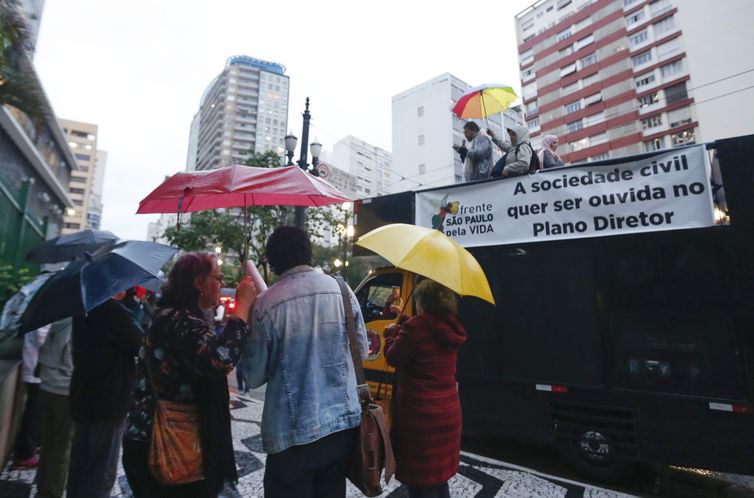 São Paulo (SP), 15/06/2023 - Entidades fazem ato na frente da Câmara de Vereadores de  São Paulo , contra a Revisão do Plano Diretor . Foto: Paulo Pinto/Agência Brasil