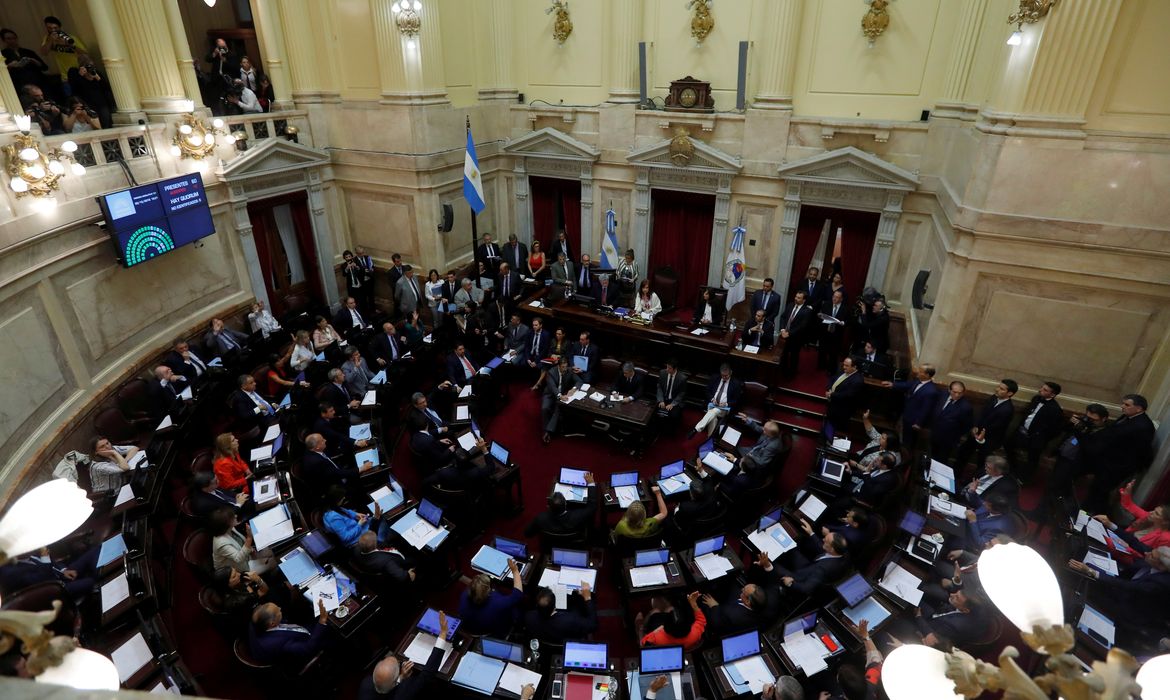 Senado argentino reunido para votar a lei de emergência social - REUTERS/Agustin Marcarian