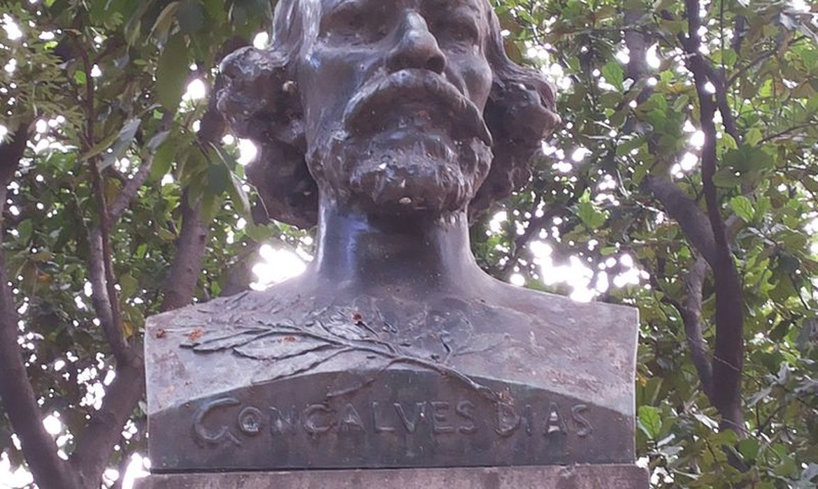 Busto de Antônio Gonçalves Dias de autoria de Rodolfo Bernadelli, em junho de 1901.
