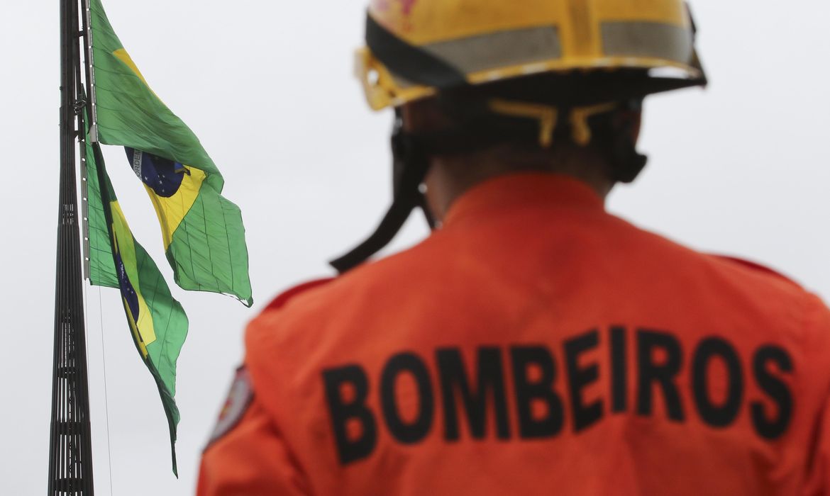 Troca da Bandeira marca início das comemorações dos 60 anos de Brasília. A solenidade foi organizada pelos Bombeiros do DF