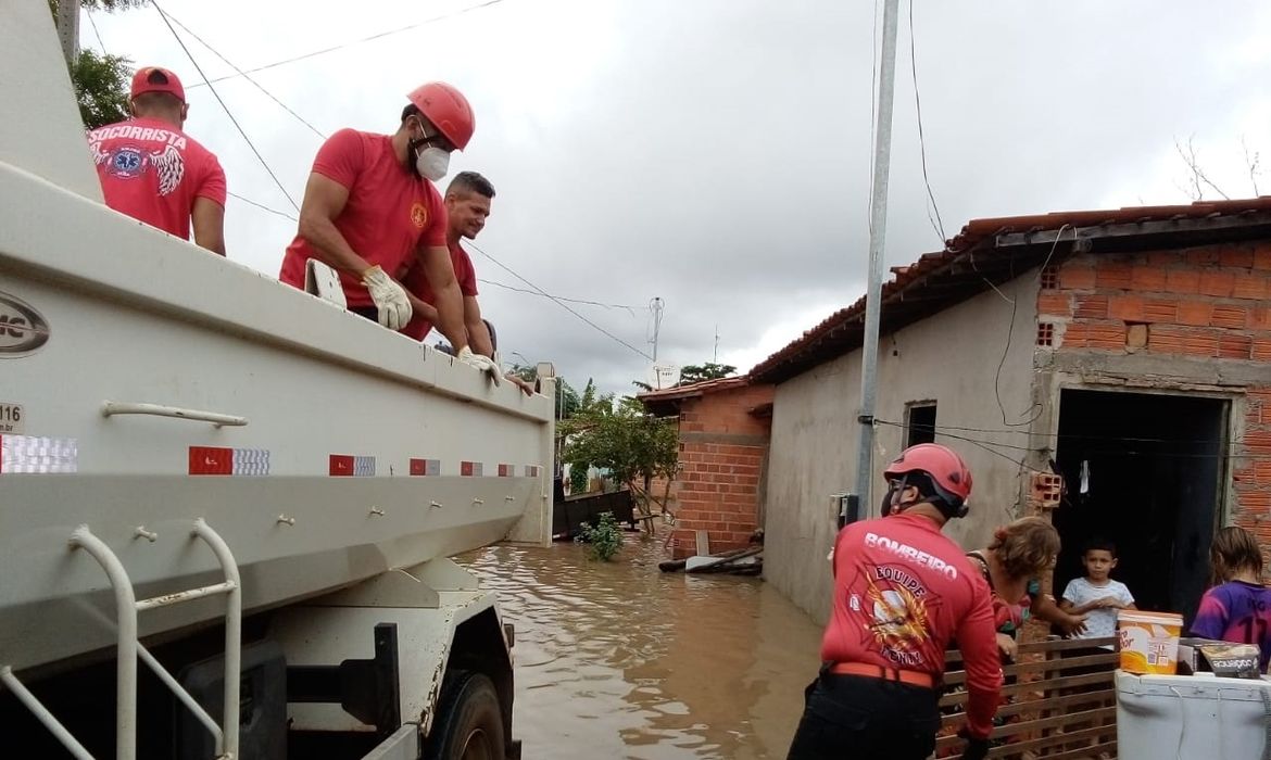 Defesa Civil remove famílias em área de risco na Vila Apolônia em Teresina