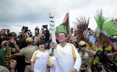 Rio de Janeiro - Três meses após chegar ao Brasil, a chama olímpica chega à cidade do Rio de Janeiro. O prefeito Eduardo Paes é o primeiro condutor da tocha olímpica na cidade. Ele corre com o símbolo nas proximidades do aeroporto Santos
