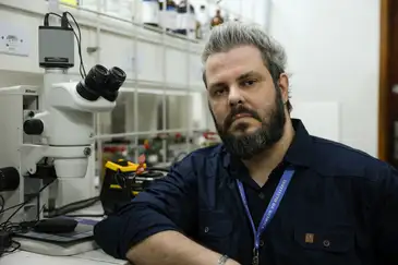 Rio de Janeiro (RJ), 00/00/2024 - O professor doutor do Departamento de Qumica Geral e Inorgnica da Universidade do Estado do Rio de Janeiro (Uerj), Lippy Faria Marques no laboratrio da instituio, no Rio de Janeiro. Foto: Tomaz Silva/Agncia Brasil