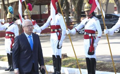 O embaixador do Peru no Brasil, Vicente Rojas Escalante, assiste competição equestre no 1º Regimento de Cavalaria de Guardas, em Brasília.