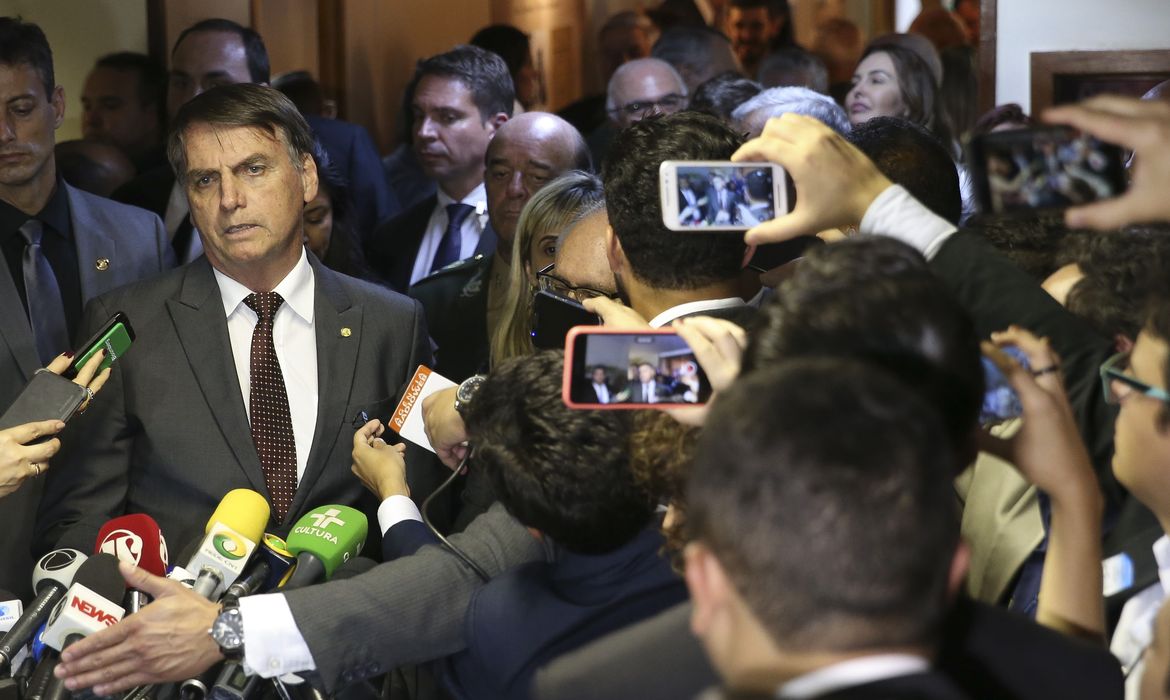 O presidente eleito Jair Bolsonaro fala à imprensa após encontro com o presidente do Superior Tribunal Militar (STM), José Coelho Ferreira, no STM, em Brasília.