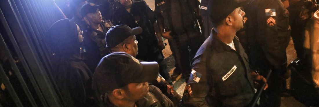 A Polícia Militar interveio e houve um princípio de tumultos quando um manifestante foi detido e os policiais tentaram dispersar o grupo com jatos de gás de pimenta