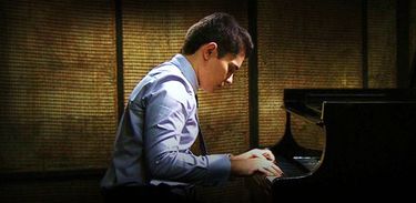 Aleyson Scopel, pianista em performance no programa Partituras, da TV Brasil